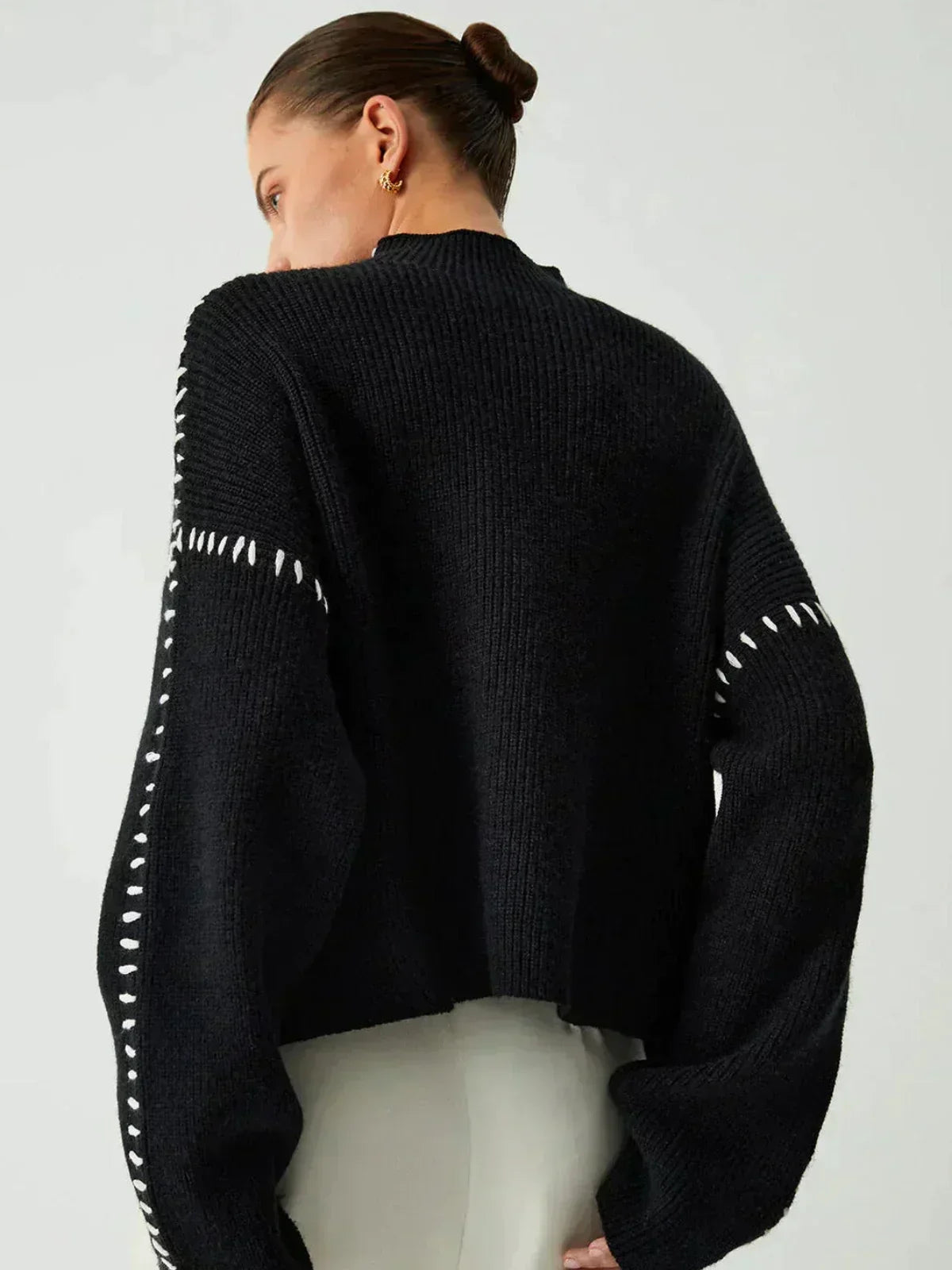 Damski sweter oversize z okrągłym dekoltem i kontrastowym wykończeniem 1